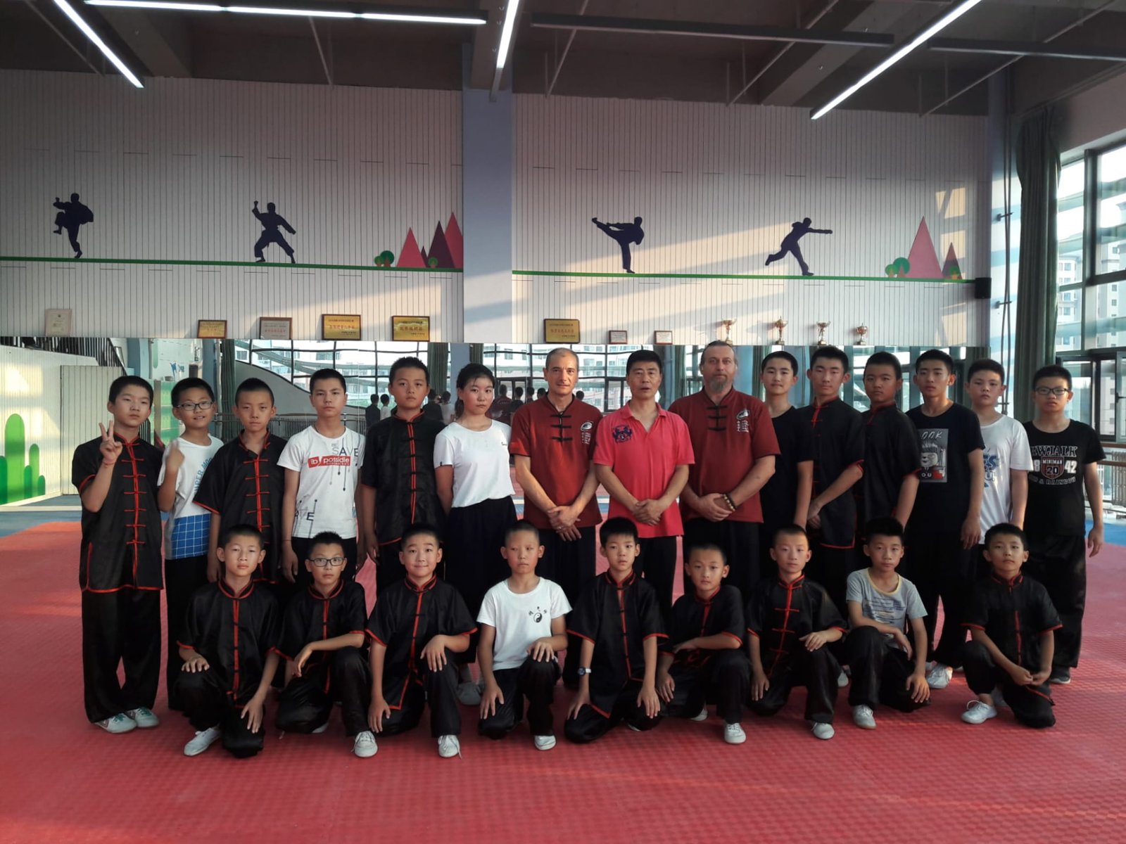 Foto di gruppo con i giovani praticanti della scuola in Cina