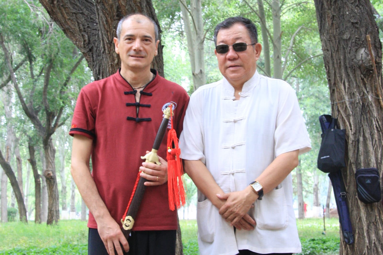 Il Maestro con il G.M° Yang Lin Sheng nel parco di Baotou