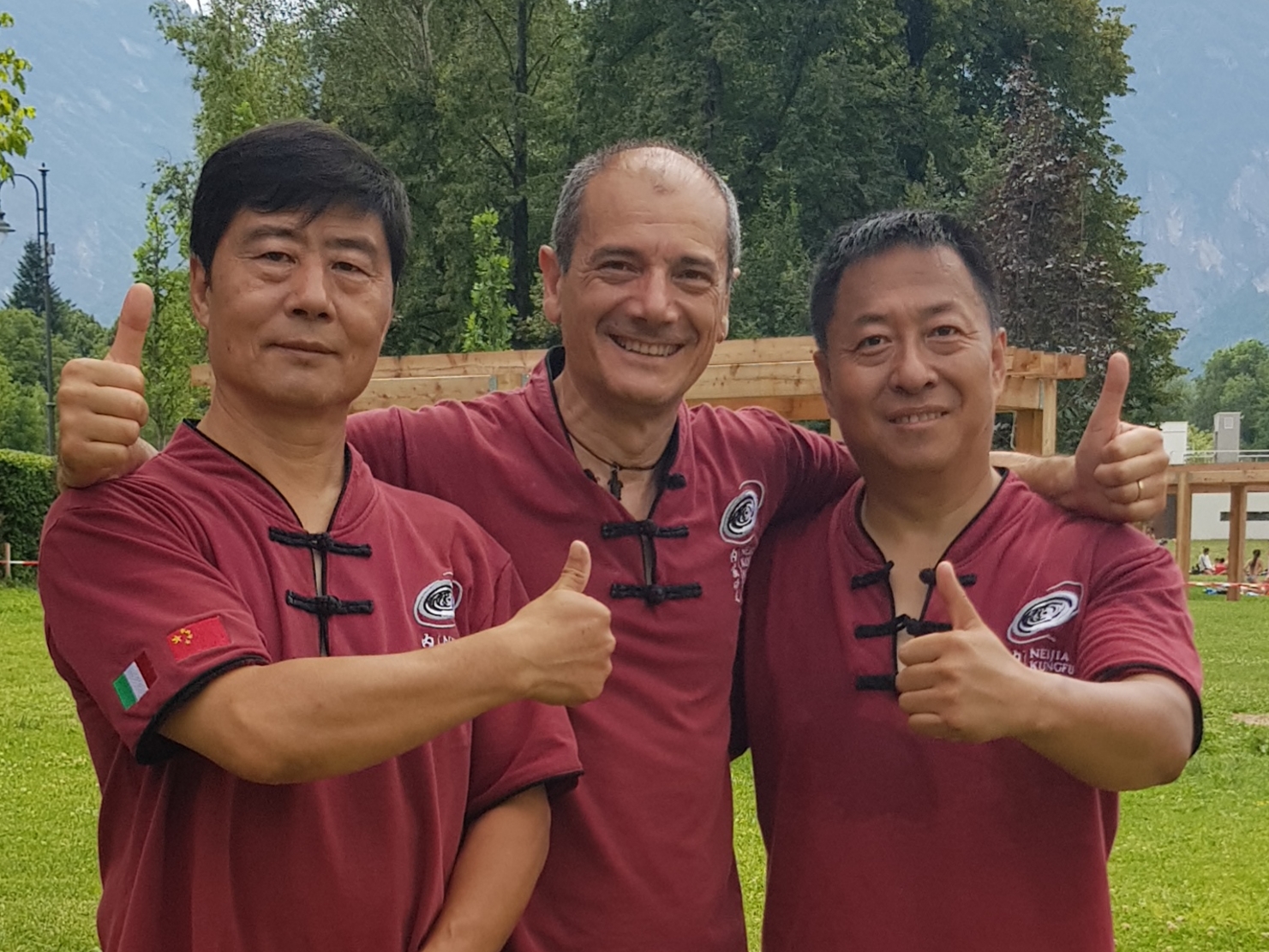 Il Maestro con due Fratelli di Kung Fu cinesi